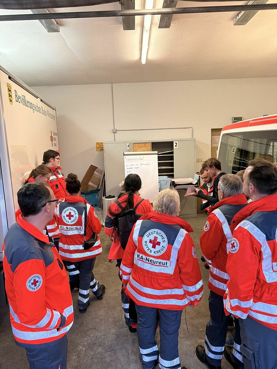 Fahrzeugcheck mit Beladeliste Vor dem Losfahren muss der Fahrzeugcheck und die Überprüfung der Beladung durchgeführt werden. In der Fahrzeughalle treffen sich die aktiven Rotkreuzler zum Fahrzeugcheck